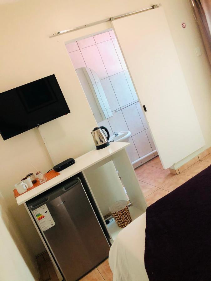 Mo-nize Villa Guesthouse Otjiwarongo Esterno foto