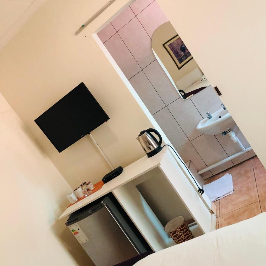 Mo-nize Villa Guesthouse Otjiwarongo Esterno foto